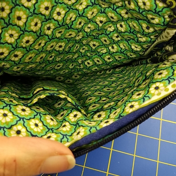 Vera Bradley Cross Body Purse Green 6" x 7" x 1" - Picture 6 of 12
